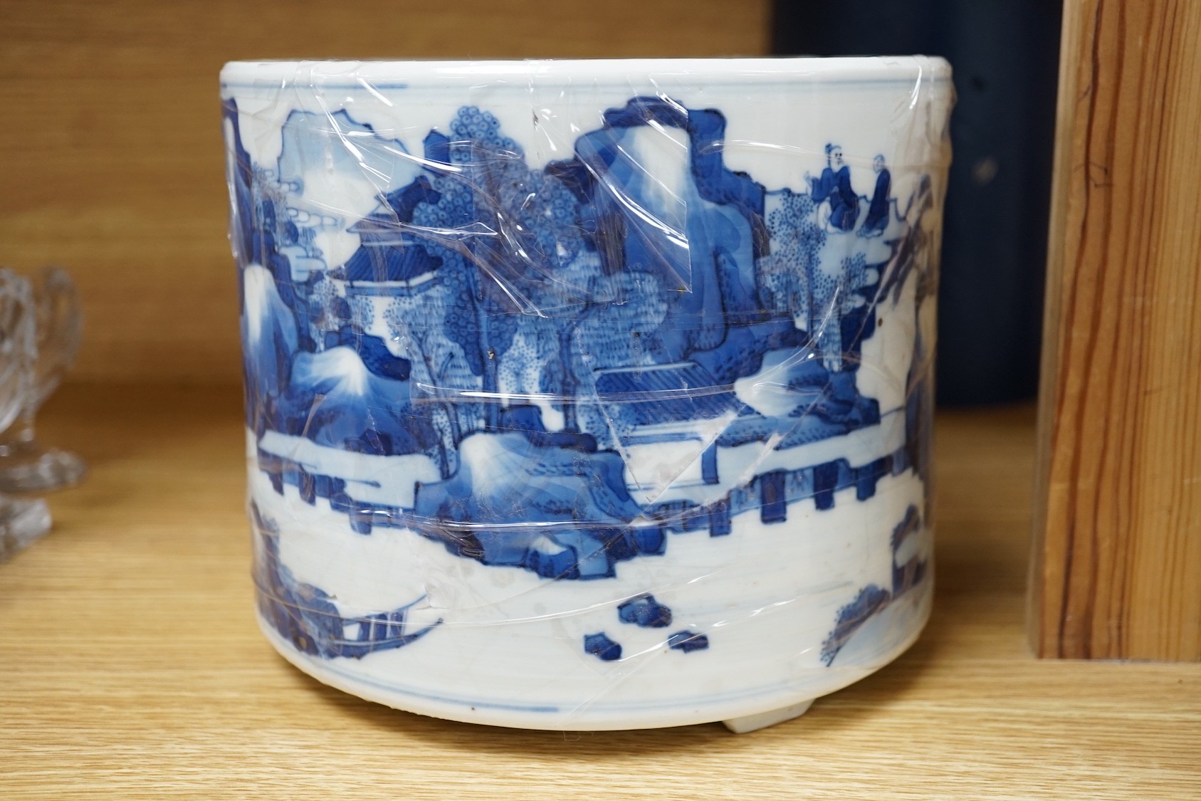 A Chinese blue and white brushpot a.f. 16cm